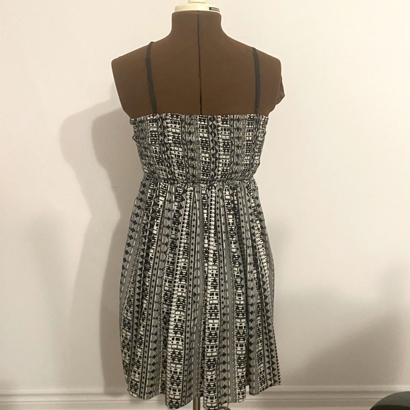 🖤🤍JOLIE🖤🤍Black and white pattern sleeveless pattern dress. Size 10.Like new. - Picture 14 of 15